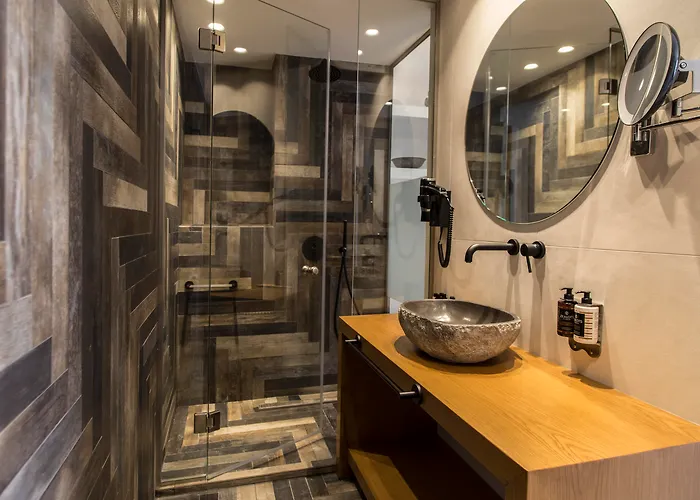 מלון Bay Boutique 4*